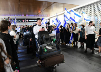 Israeli and Ukrainian refugees arrive from Ukraine on a rescue flight that landed at Ben Gurion International Airport near Tel Aviv. March 3 2022. Photo: Avshalom Sassoni/Flash90