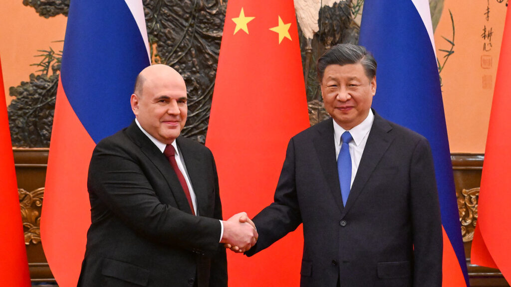 Mikhail Mishustin and Xi Jinping. Photo: Maxim Stulov / Vedomosti