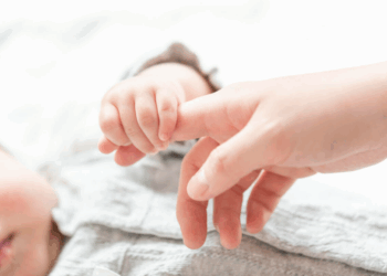 Japan’s birth rate falls below 700,000 for the first time, deepening demographic crisis