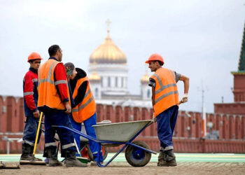 Russia’s internal migration accelerates as 80% of cities lose population, officials warn