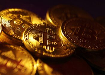 Half of crypto investors report significant losses as major U.S. financial firms begin recommending limited exposure