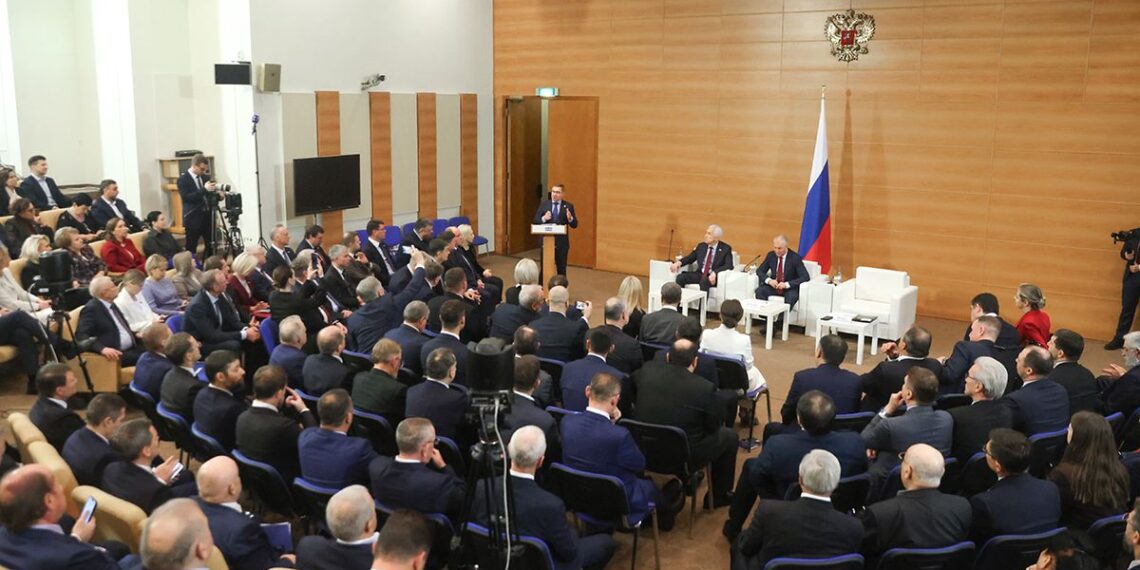 US economy posts strongest growth in two years, complicating Fed rate-cut outlook