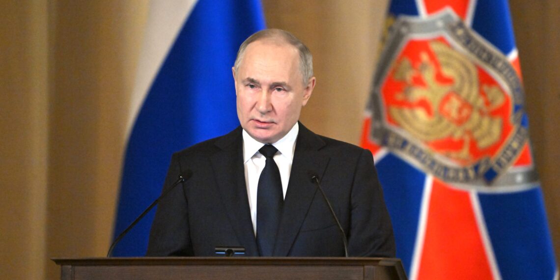 Putin signs law expanding telecom operators’ obligations at FSB request