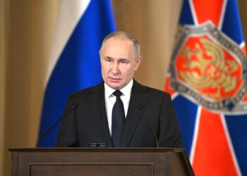 Putin signs law expanding telecom operators’ obligations at FSB request