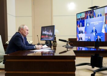 Putin calls Crimea reunification a historic choice