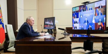 Putin calls Crimea reunification a historic choice