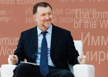 Russians withdraw record funds from banks amid shifting investment trends