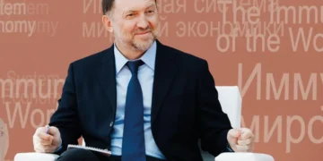 Russians withdraw record funds from banks amid shifting investment trends