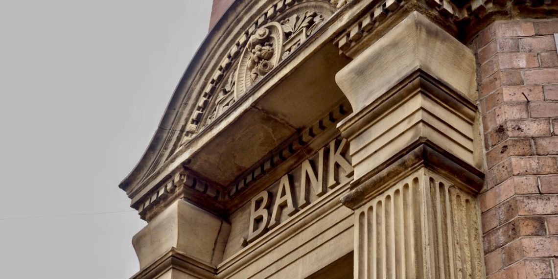 Leading central banks pause rate hikes amid Middle East turmoil