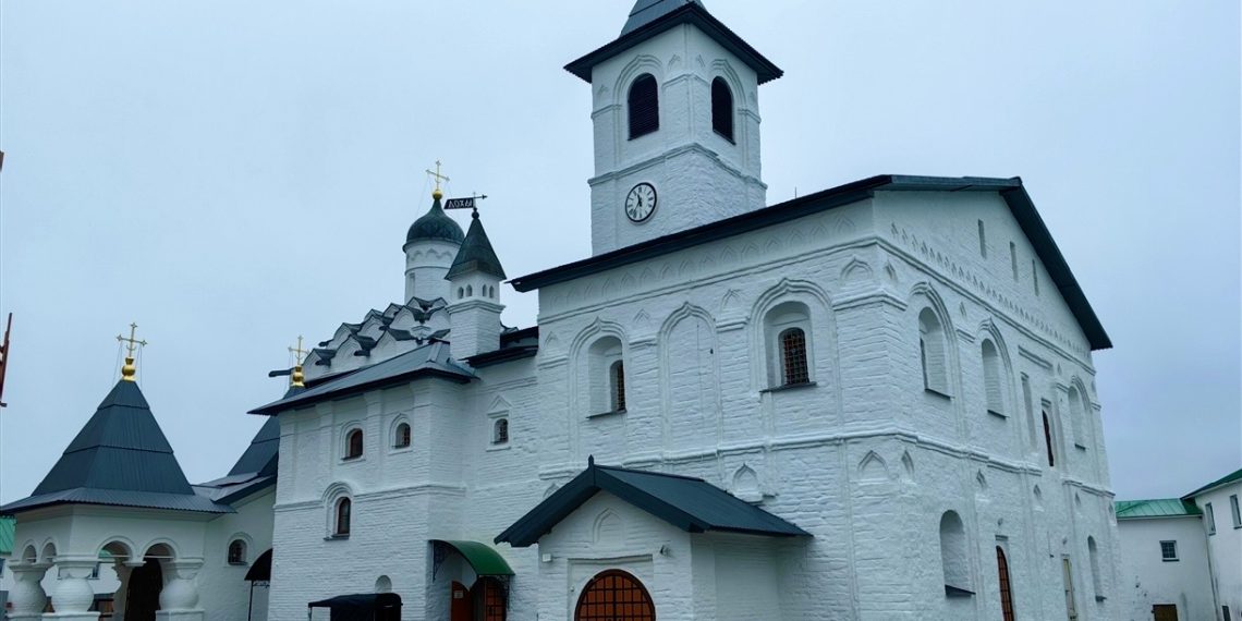 83% of Russians consider themselves believers: share of atheists fell from 70% to 5%, share of Orthodox among youth grew from 25% to 45%