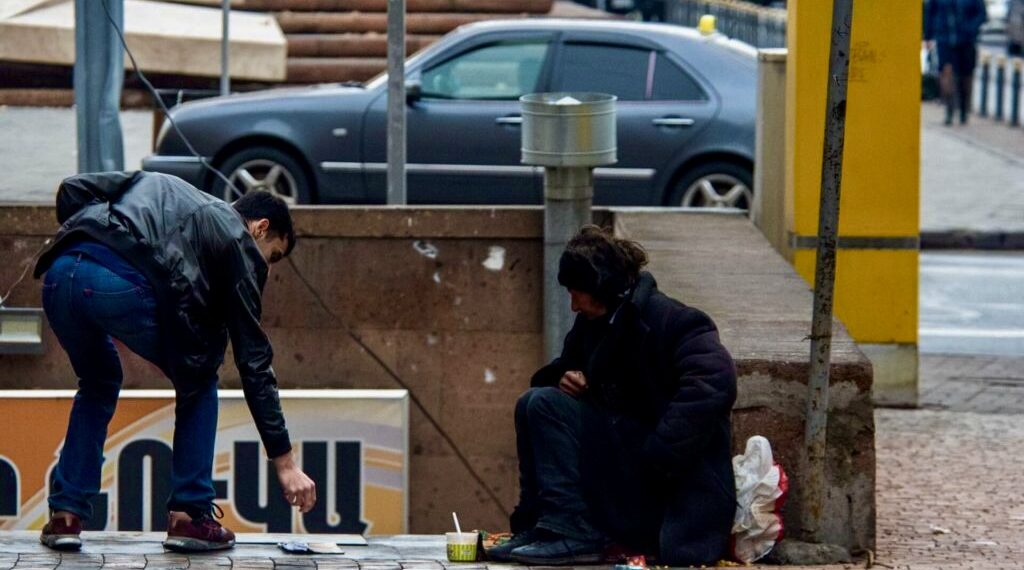 Парадоксы бедности в Армении: 23,7% за чертой, 65% без здорового питания и 28% детей в нищете