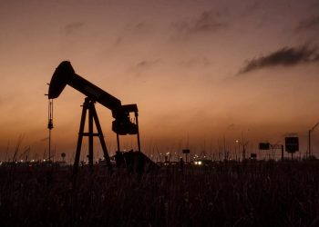 Oil falls on reports of Hormuz unblocking, but Brent holds above $108