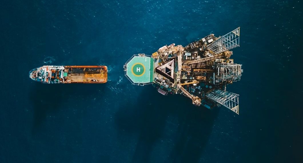 Oil Drops Below $95: Market Awaits Reopening of Hormuz Despite US Strikes on Iran