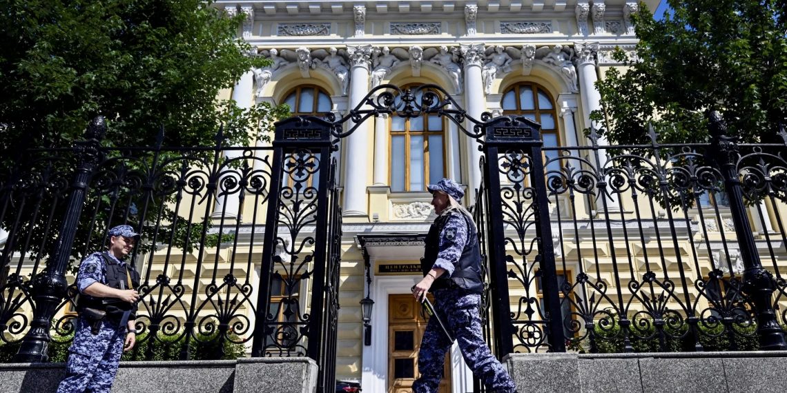 Oil rocks the ruble: dollar holds at 73, Central Bank waits for June 19 to decide fate of key rate