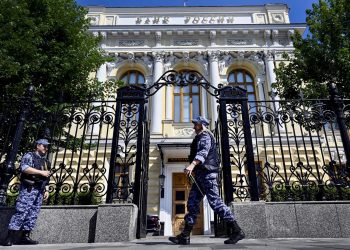 Oil rocks the ruble: dollar holds at 73, Central Bank waits for June 19 to decide fate of key rate