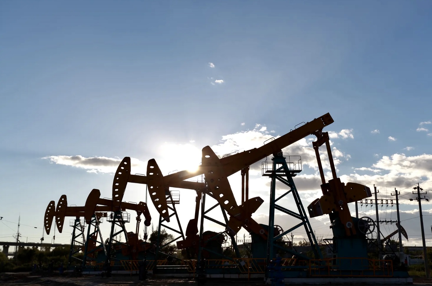 Oil Falls for Third Straight Week, Gas Plunges 18%