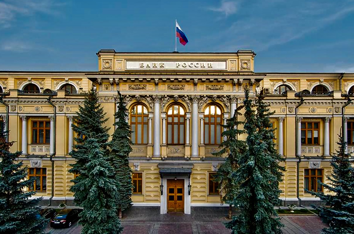 Russia’s Central Bank Rate May Stay at 14.25% Until Autumn