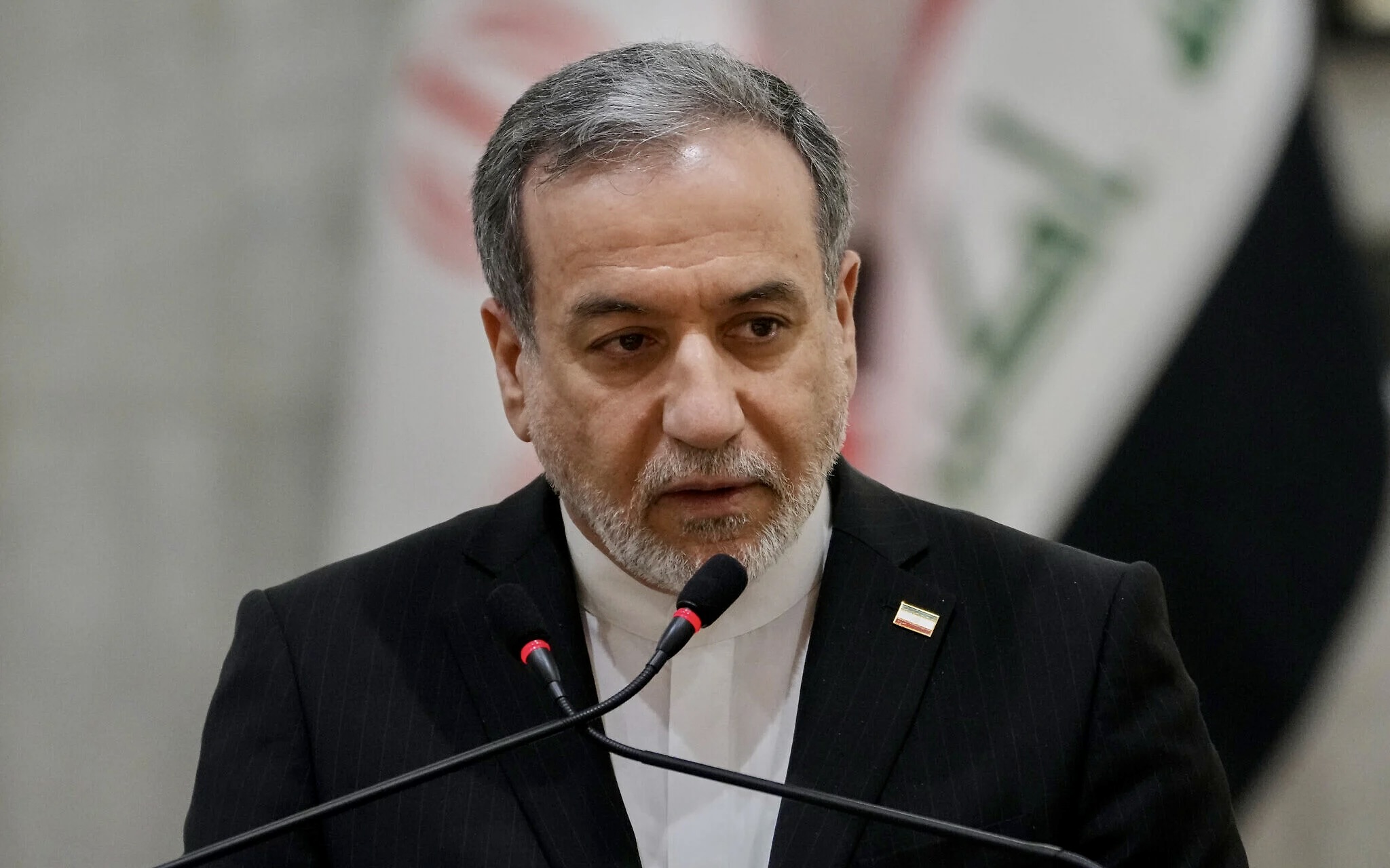Iranian Foreign Minister Arrives in Oman for Hormuz Talks