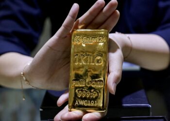 Gold Falls as Oil and Bond Yields Rise