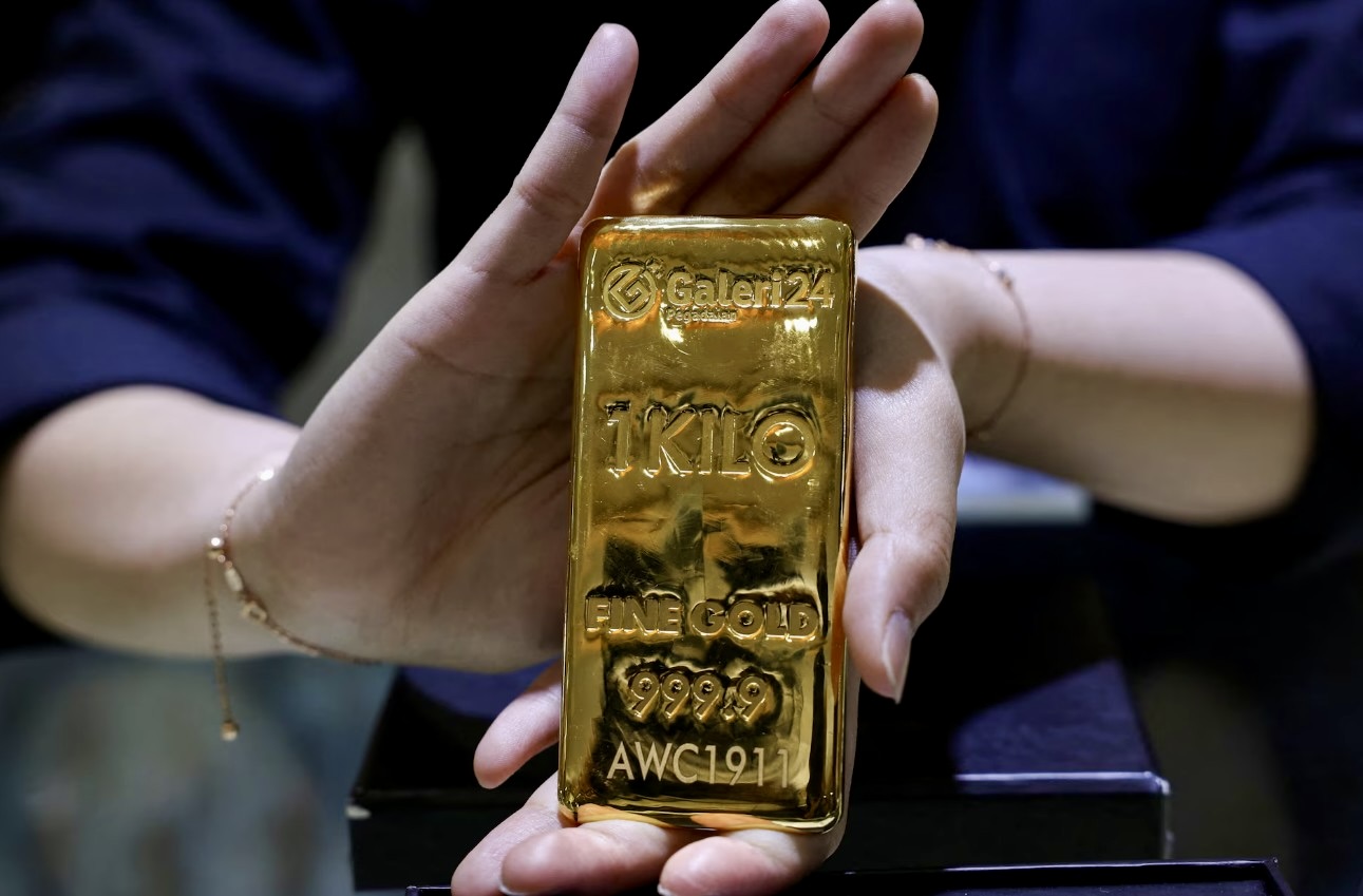 Gold Falls as Oil and Bond Yields Rise