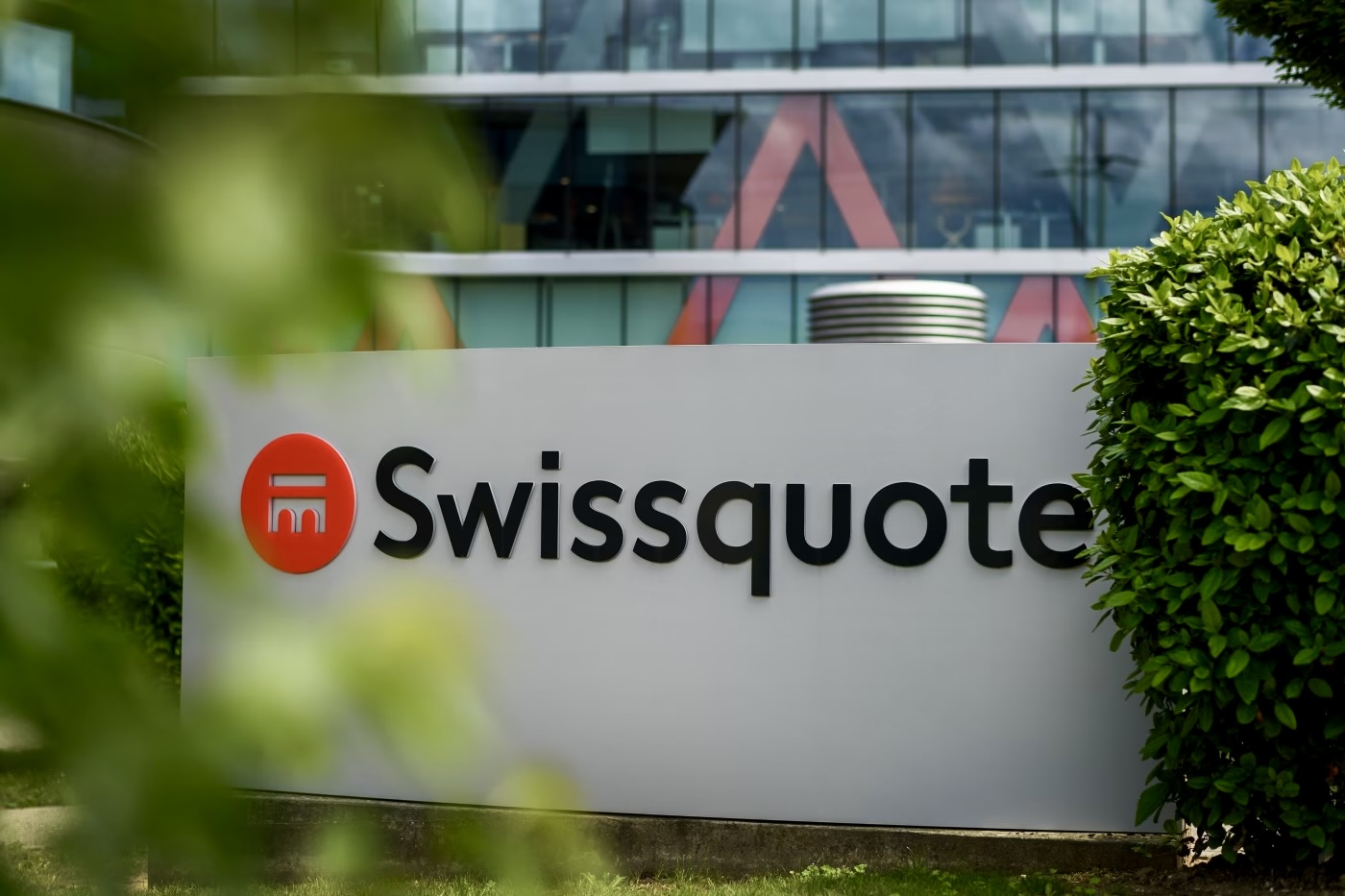 Swiss Bank Swissquote and Its Subsidiary Yuh Begin Closing Accounts of Russians