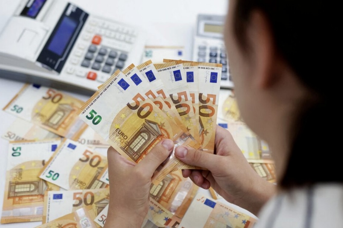 Euro Slumps as Dollar Strengthens
