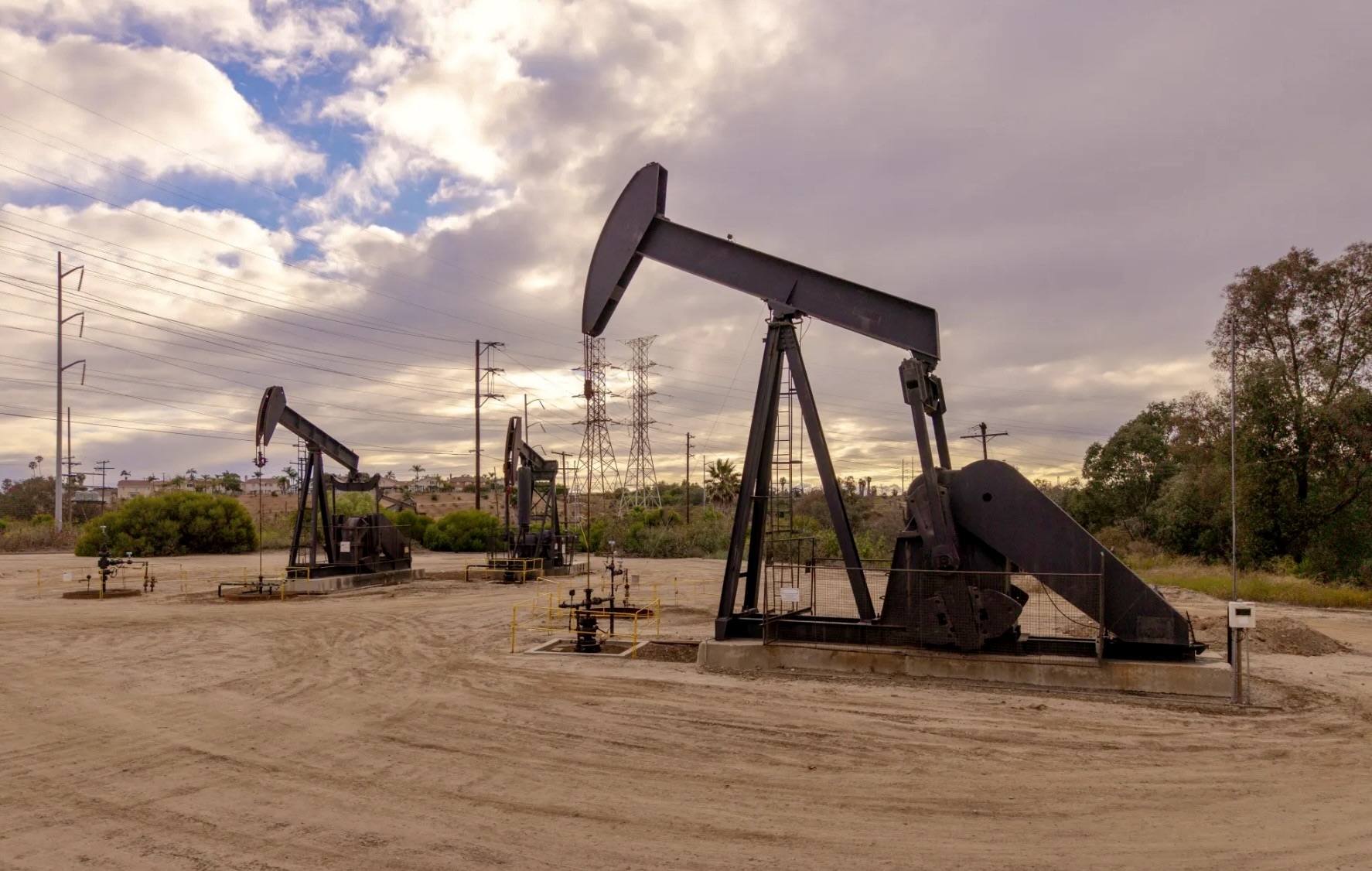 Oil Bets Hit Multi‑Month Highs as Iran Conflict Sparks Supply Fears