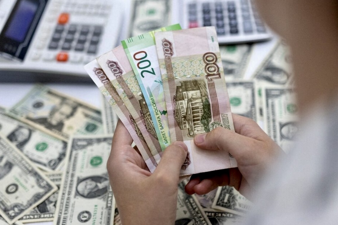 Ruble Strengthens: Central Bank Lowers Dollar and Euro Rates