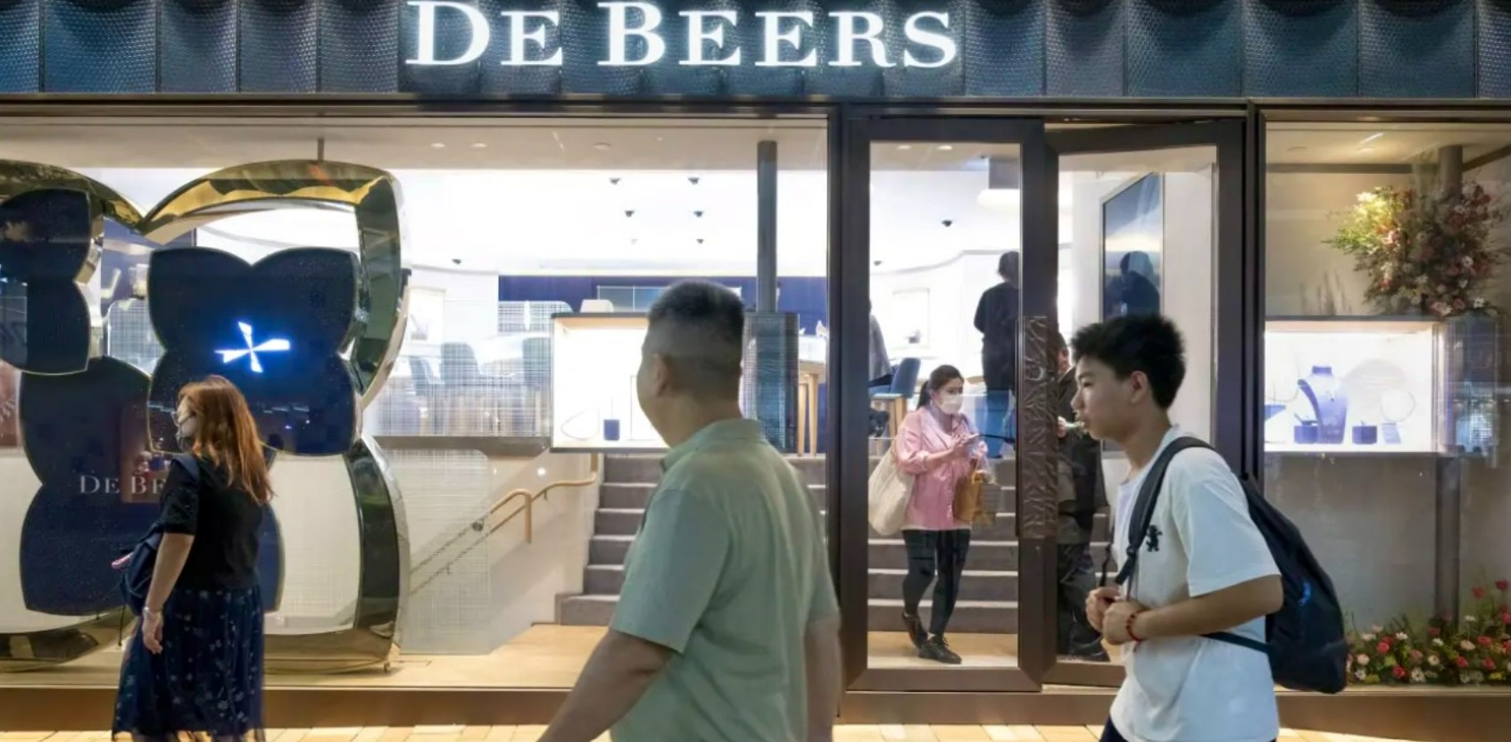 De Beers Bets on “Real”: Will This Bring the Shine Back to Diamonds?