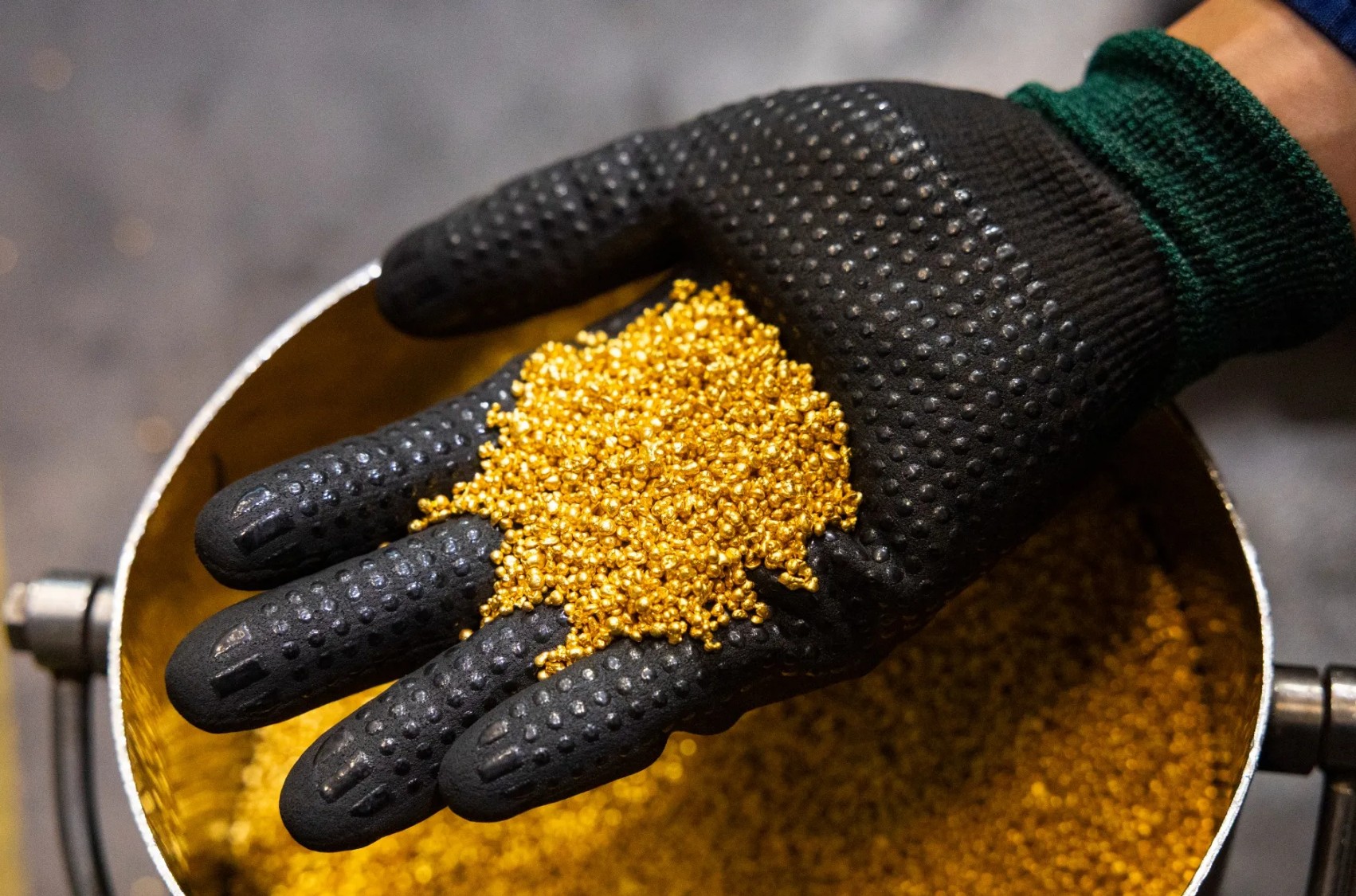 Gold Falls on Fed Signals of Rate Hikes