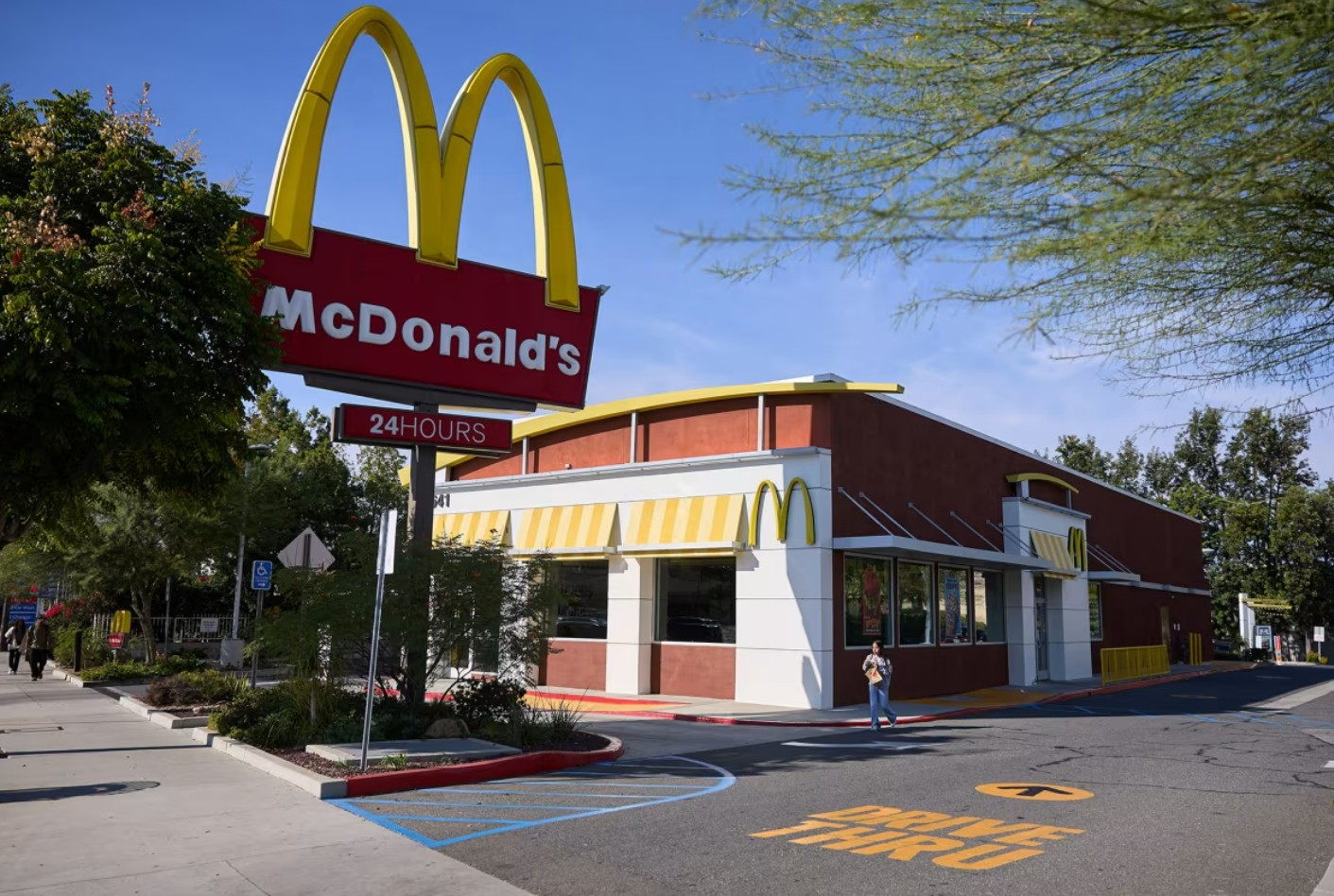 McDonald’s Shares Fall 30% Due to Inflation