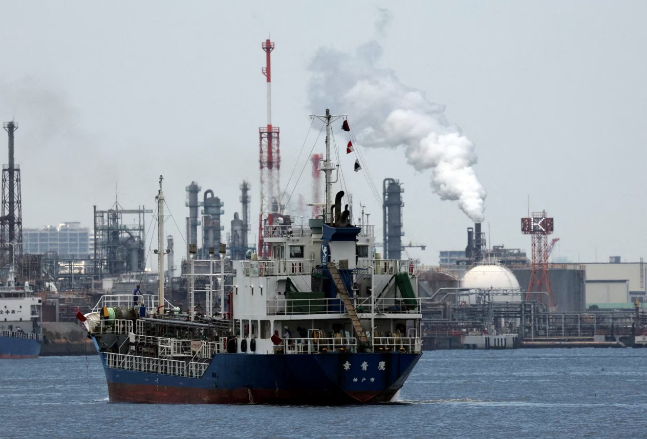 Oil Rises on Supply Risks