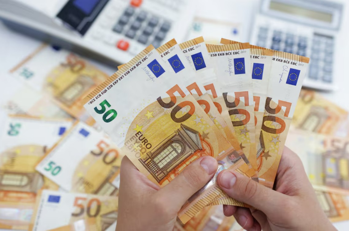 Euro Falls Amid French Debt Crisis