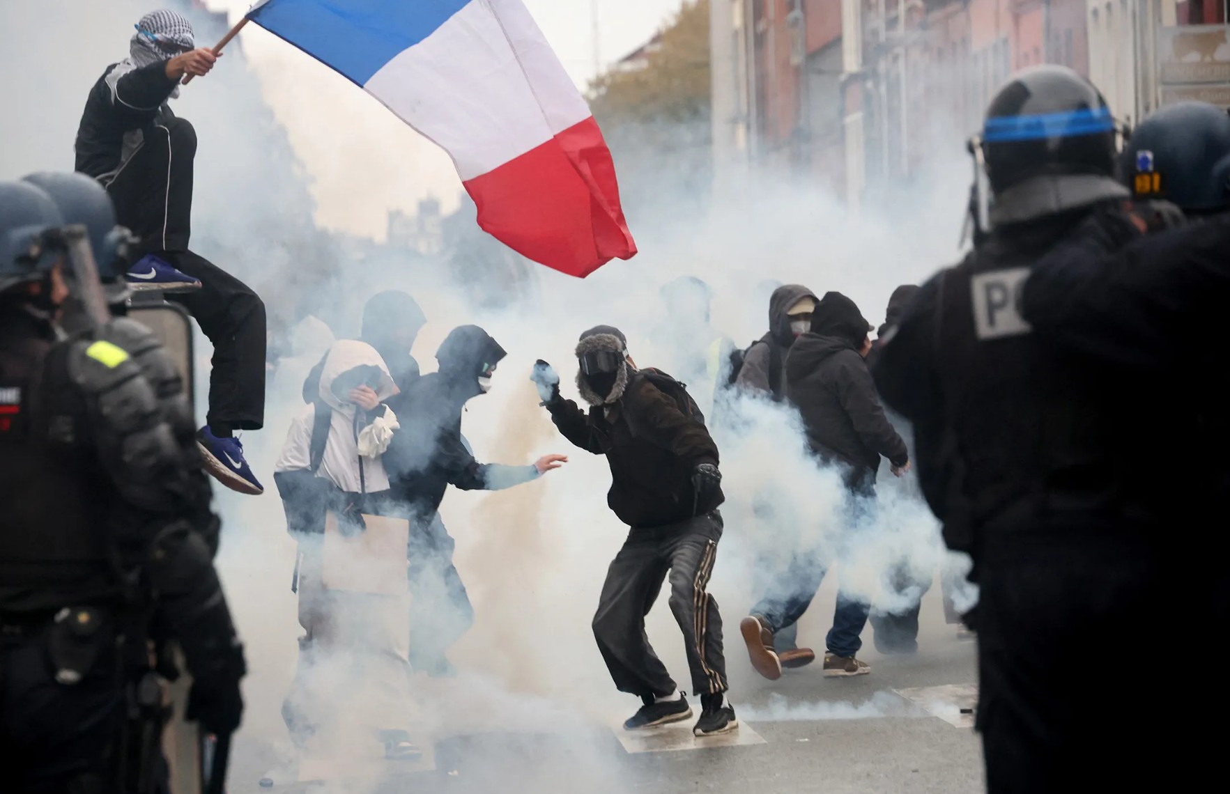 Macron Contains Protests Without Resolving Them