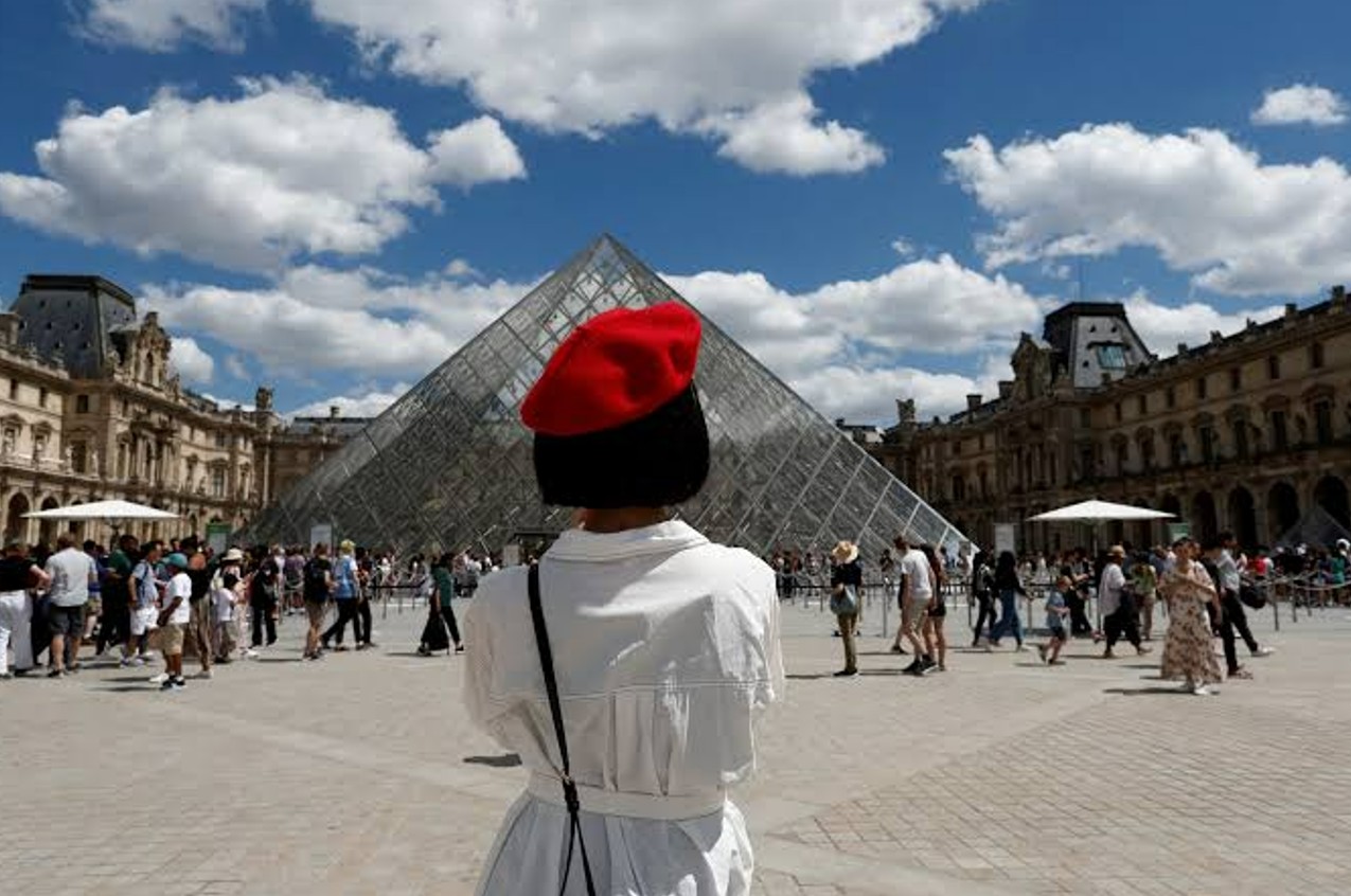 Riots in France Hit Tourism